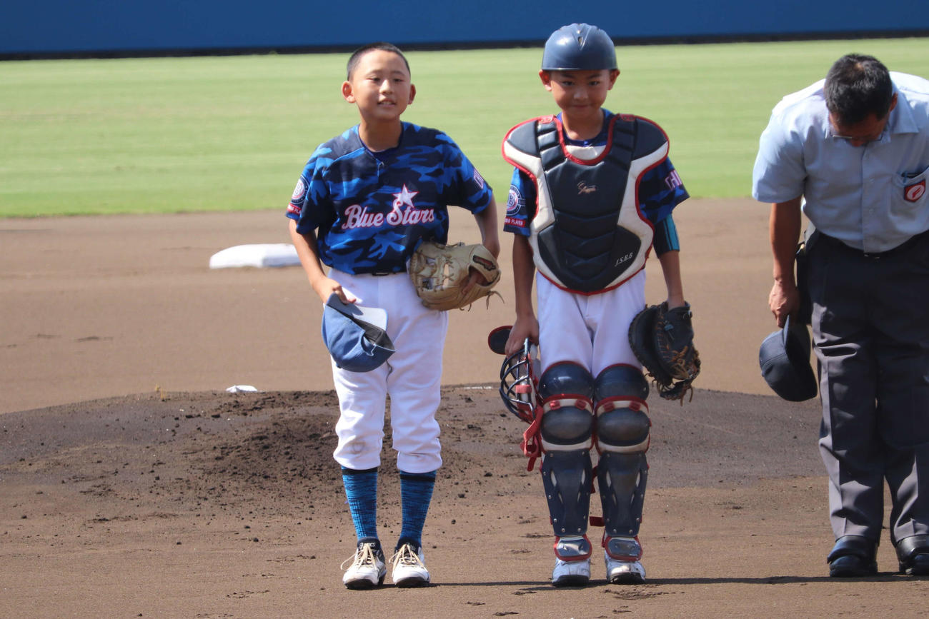 始球式を終え、スタンドに向かい挨拶をする（左から）金井浩夢君、佐藤晃太君（撮影・保坂淑子）