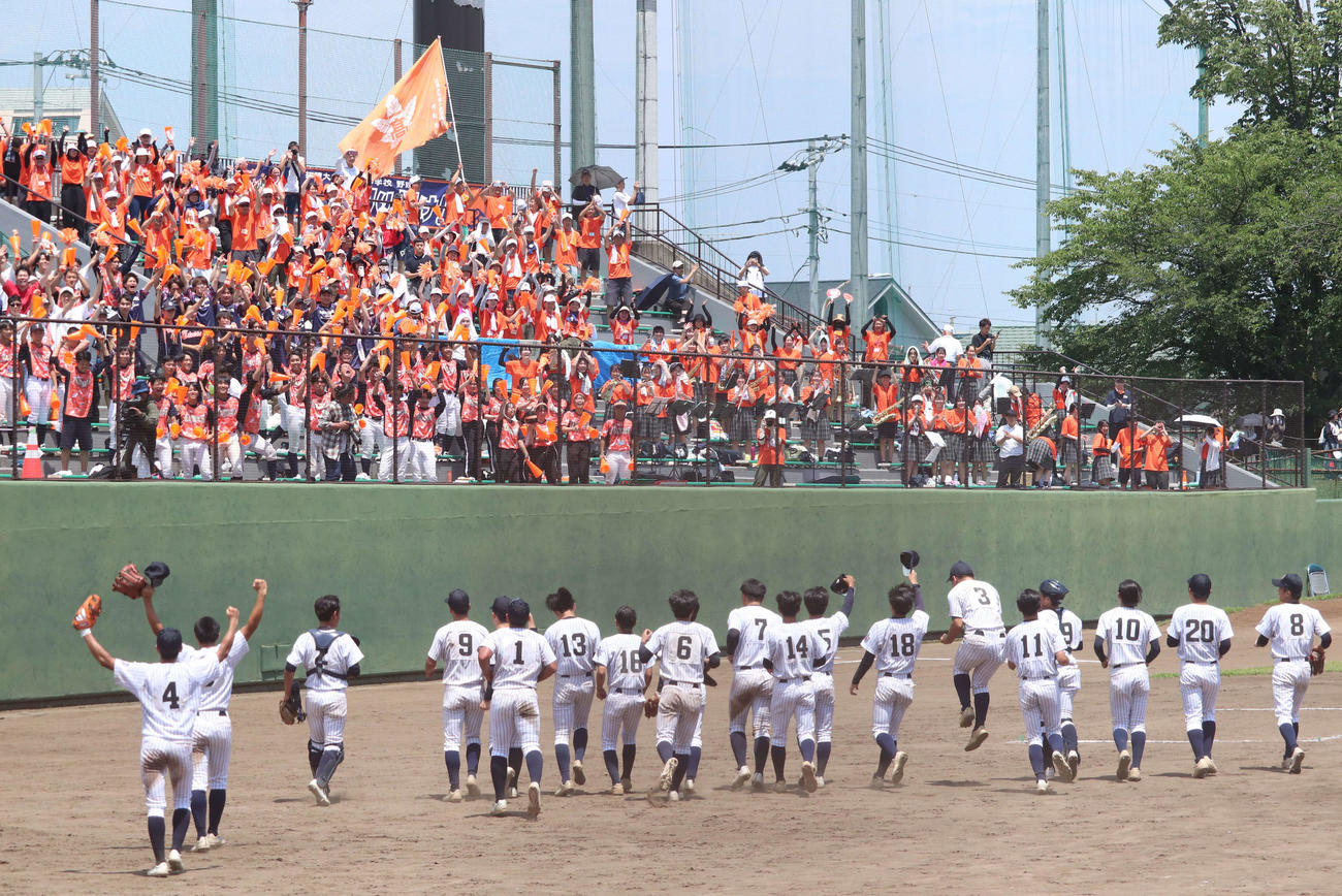 拓大第一対東海大菅生　東海大菅生との乱打戦を制し応援席へあいさつに向かう拓大第一ナイン（撮影・佐瀬百合子）
