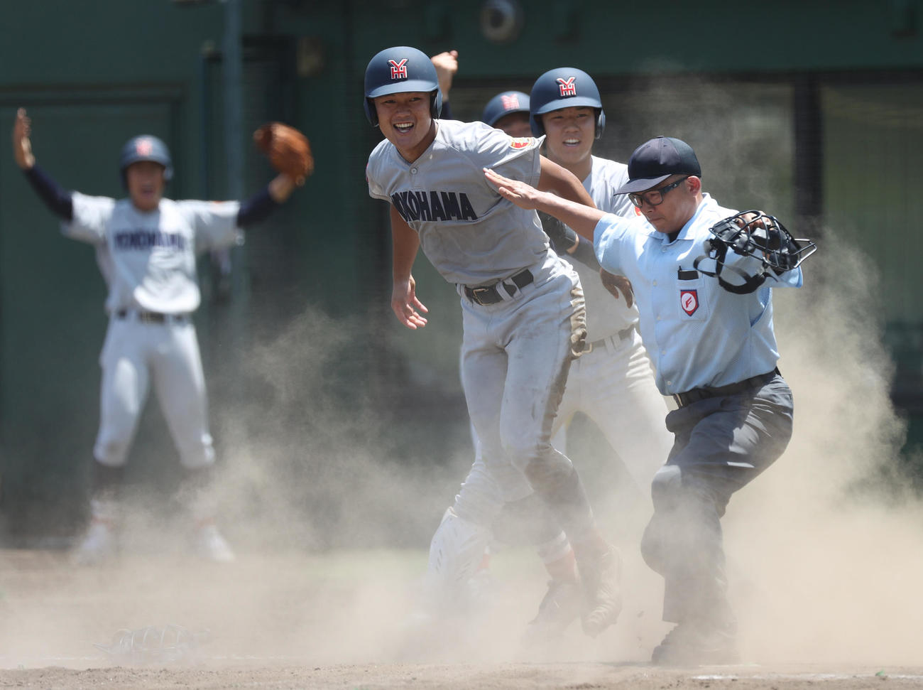 全国高校野球神奈川県大会　桐光学園対横浜　　6回裏横浜1死一、二塁、奥村凌の適時打で生還する阿部葉（撮影・水谷安孝）