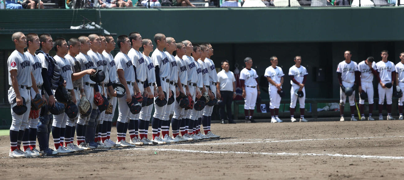桐光学園対横浜　コールド勝ちが決まる校歌を歌う横浜ナイン（撮影・水谷安孝）