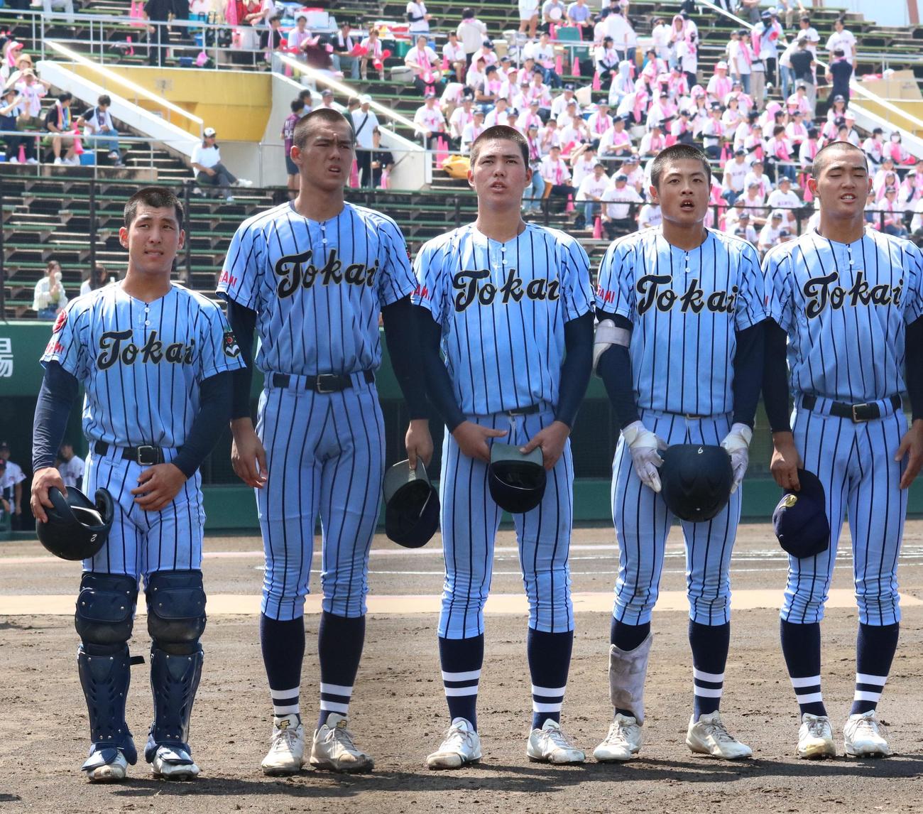 東海大相模対日大藤沢　試合前に応援席へ挨拶する東海大相模・藤田（左から2番目）ら選手達（撮影・深田雄智）