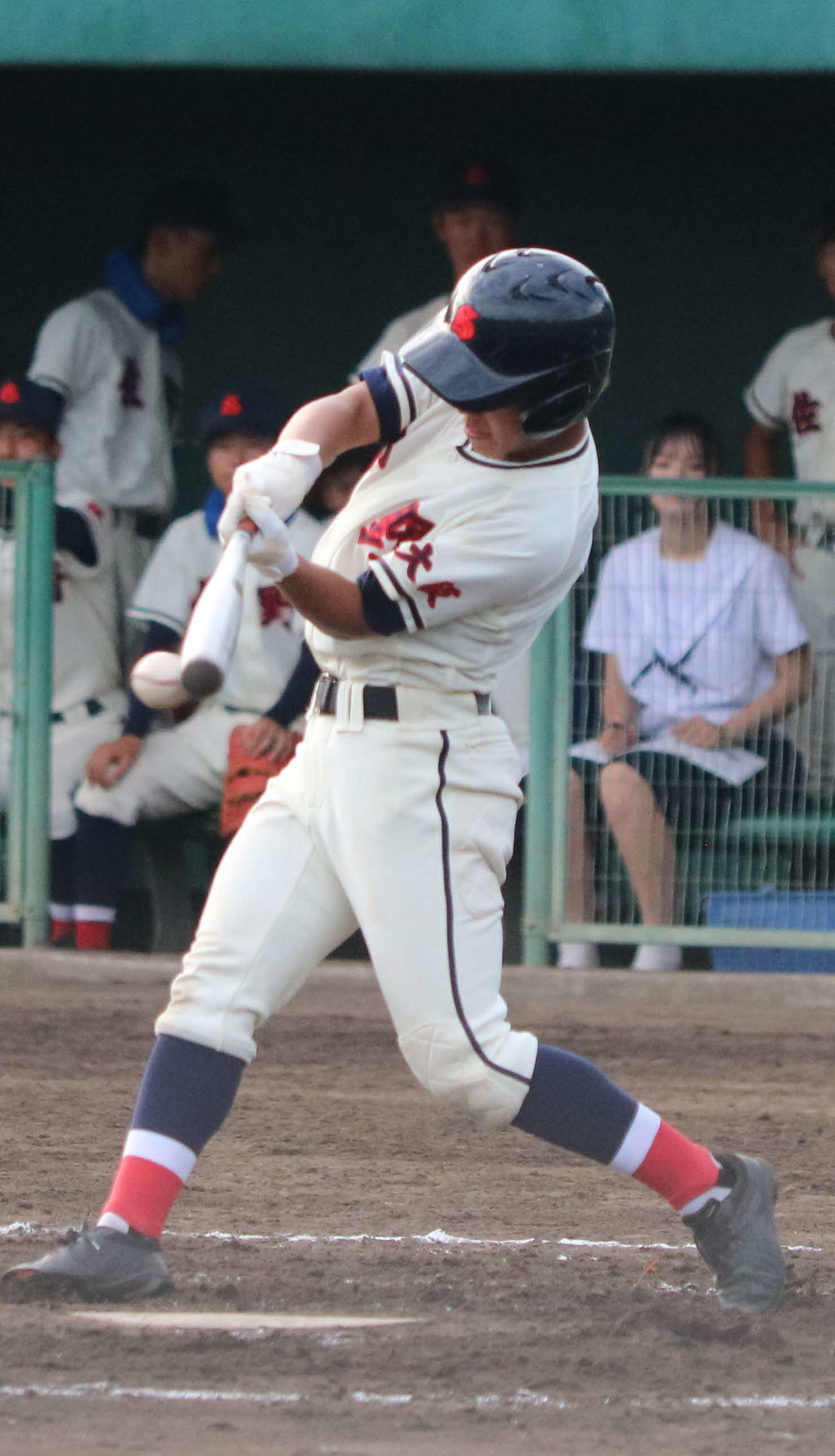 佐野対高津　左打席で打撃を行う松井（撮影・塚本光）