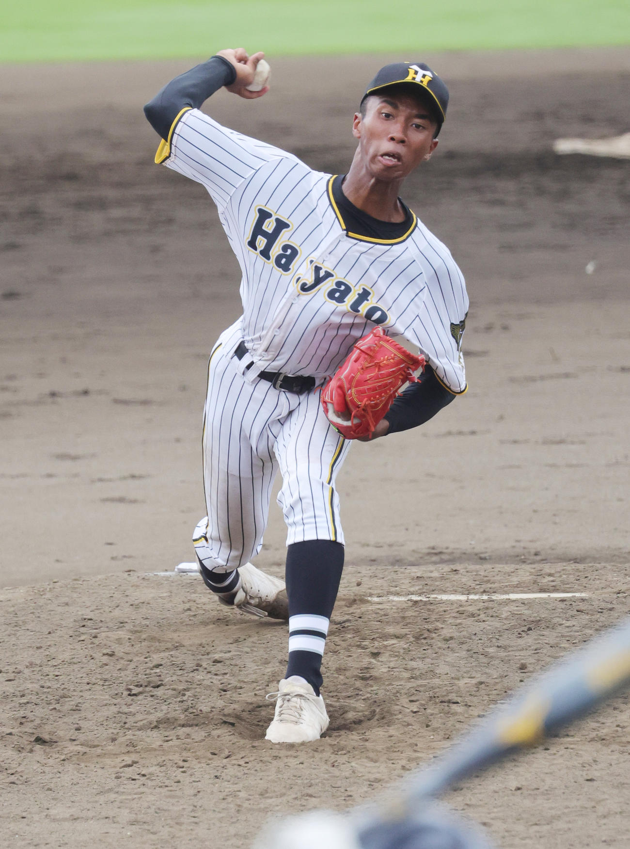9日、鶴嶺戦で力投する横浜隼人先発の沼井
