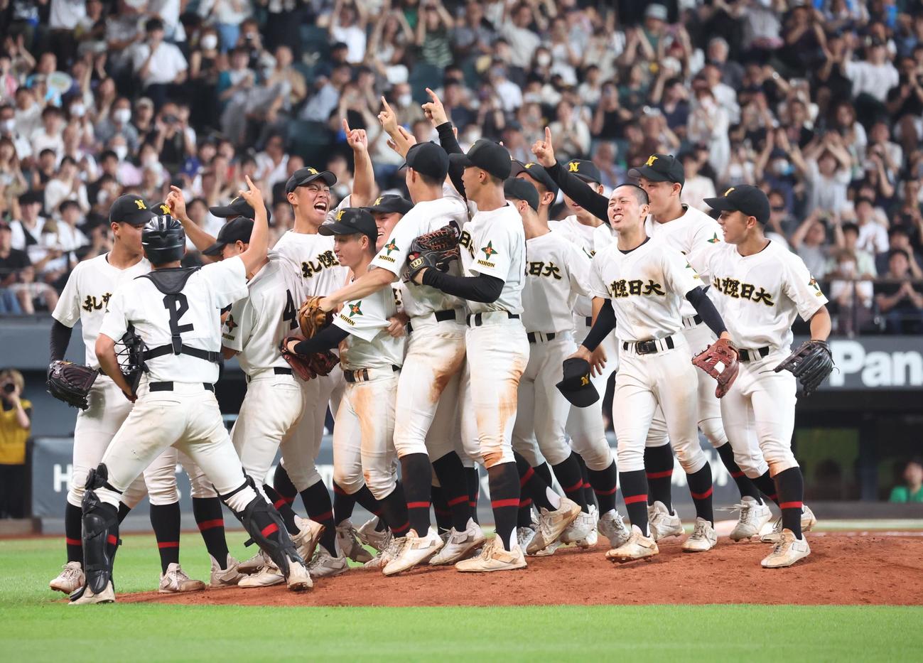 立命館慶祥対札幌日大　優勝し歓喜する札幌日大ナイン（撮影・黒川智章）