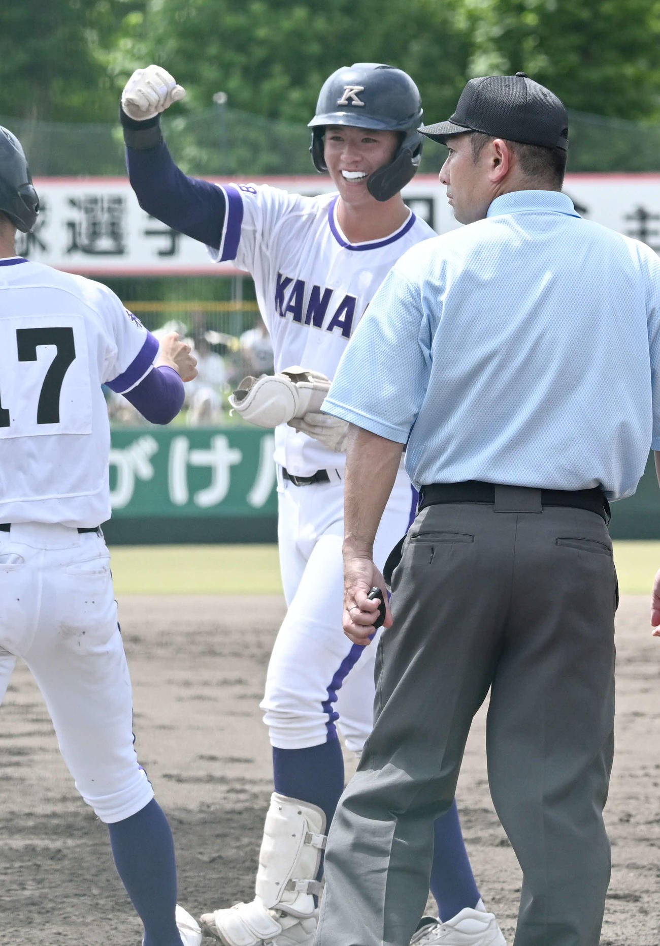 全国高校野球秋田県大会　秋田商対金足農　金足農2回裏1死、右前打を放ちベンチに向かってガッツポーズする吉田（撮影・千葉一成）