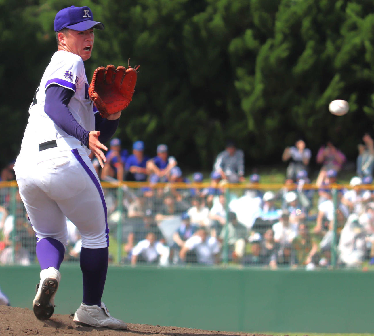 秋田商対金足農　5回表秋田商無死、鈴木洸の投ゴロを捕球する吉田（撮影・黒須亮）