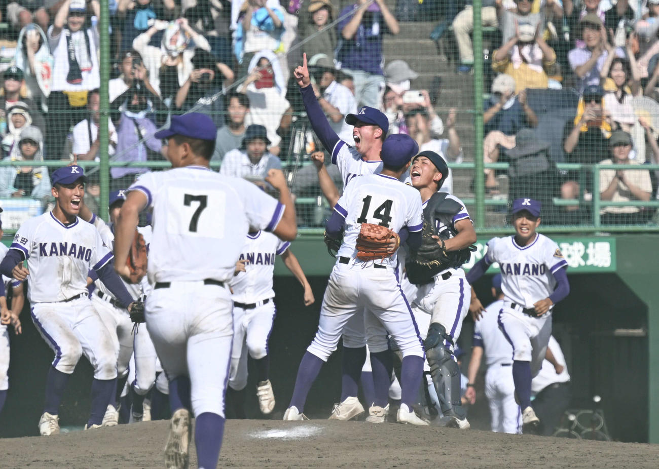 全国高校野球秋田県大会　秋田商対金足農　秋田商に競り勝ち、優勝を決め佐藤（14）らと抱き合って喜ぶ吉田（撮影・千葉一成）