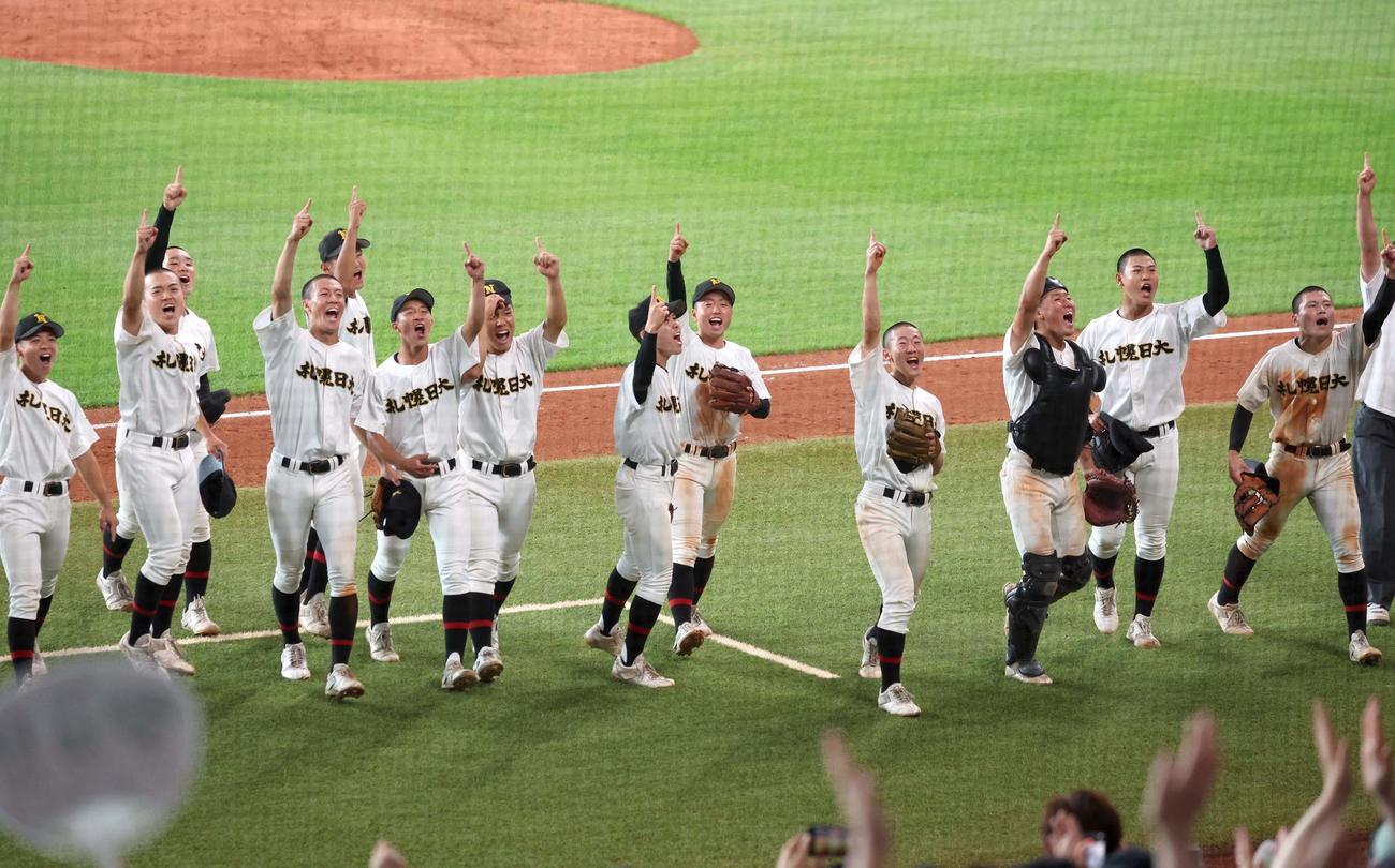 立命館慶祥対札幌日大　優勝しスタンドの応援団に向かってポーズをとる札幌日大ナイン（撮影・黒川智章）