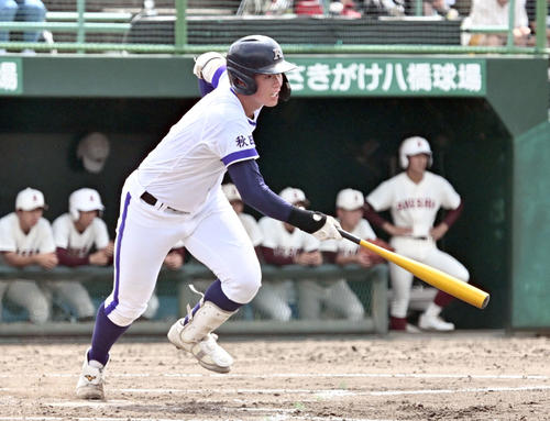 全国高校野球秋田県大会 秋田商対金足農 金足農2回裏1死、吉田が右前打を放つ(撮影・千葉一成)