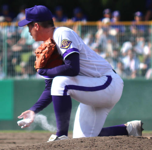 秋田商対金足農 9回、ロジンバッグを手に取る金足農吉田(撮影・黒須亮)