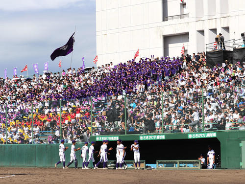 秋田商対金足農 2点リードの9回、エース吉田の「侍ポーズ」に盛り上がる一塁側スタンド(撮影・黒須亮)