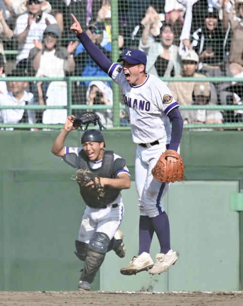全国高校野球秋田県大会 秋田商対金足農 接戦の末、秋田商に競り勝ち優勝を決め喜ぶ吉田。後方は捕手相馬(撮影・千葉一成)