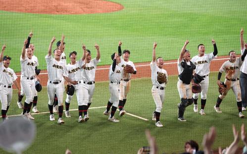 立命館慶祥対札幌日大 優勝しスタンドの応援団に向かってポーズをとる札幌日大ナイン(撮影・黒川智章)