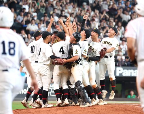 立命館慶祥対札幌日大 優勝し歓喜する札幌日大ナイン(撮影・黒川智章)