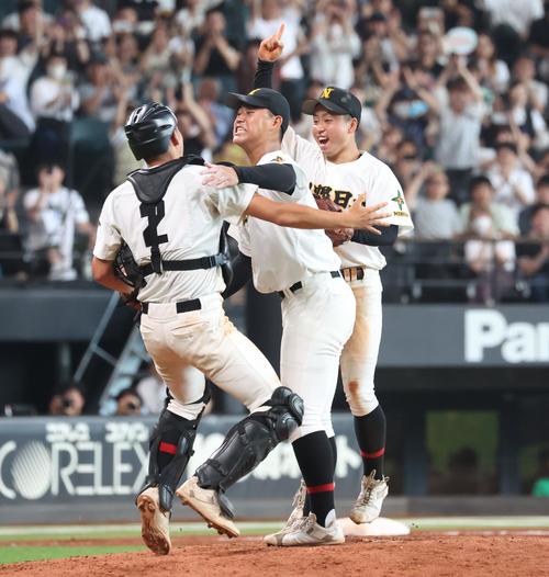 立命館慶祥対札幌日大 優勝し歓喜する札幌日大ナイン。中央は小熊(撮影・黒川智章)