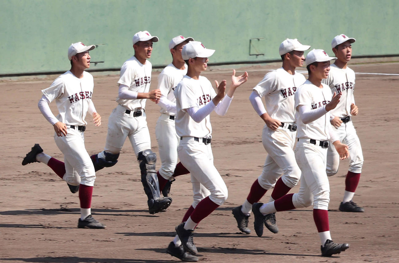 日本学園対早実　継続試合を制して喜ぶ早実ナイン（撮影・佐瀬百合子）