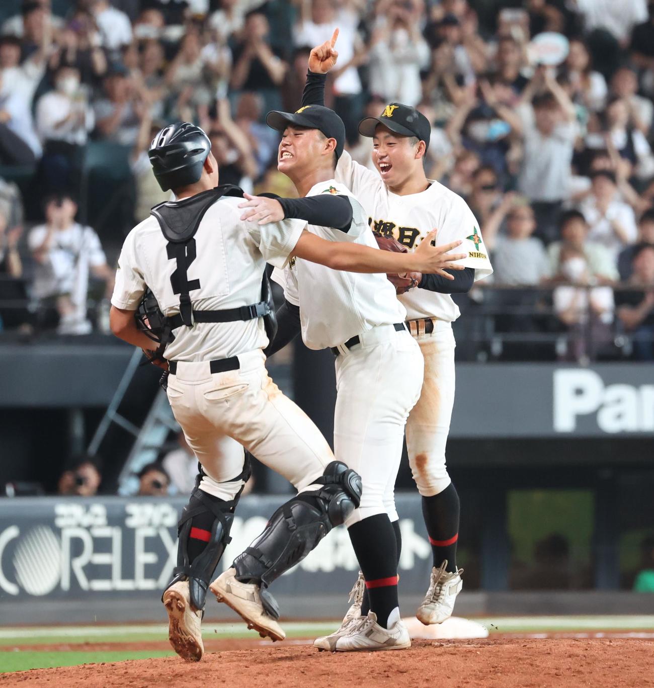 立命館慶祥対札幌日大　優勝し歓喜する札幌日大ナイン。中央は小熊（撮影・黒川智章）