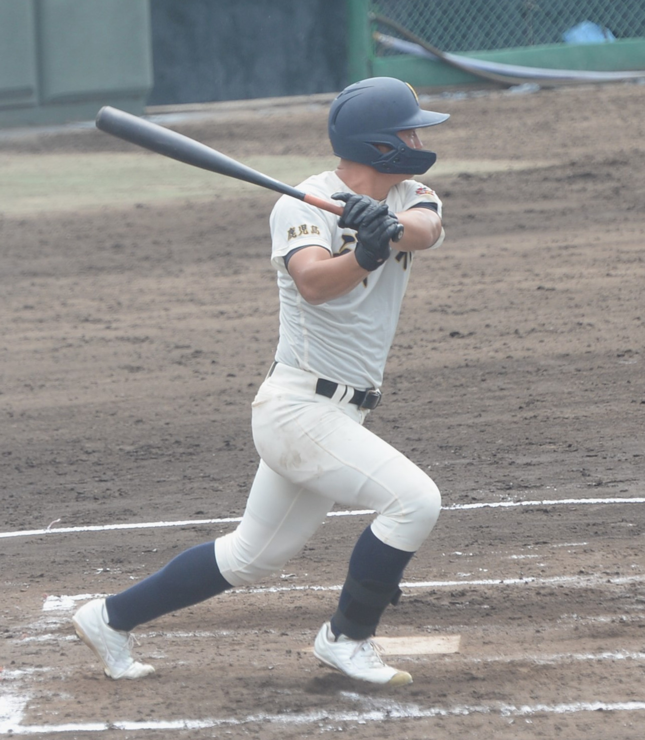 神村学園対鹿屋中央　3回表神村学園無死一、二塁、左前打を放つ正林（撮影・佐藤究）
