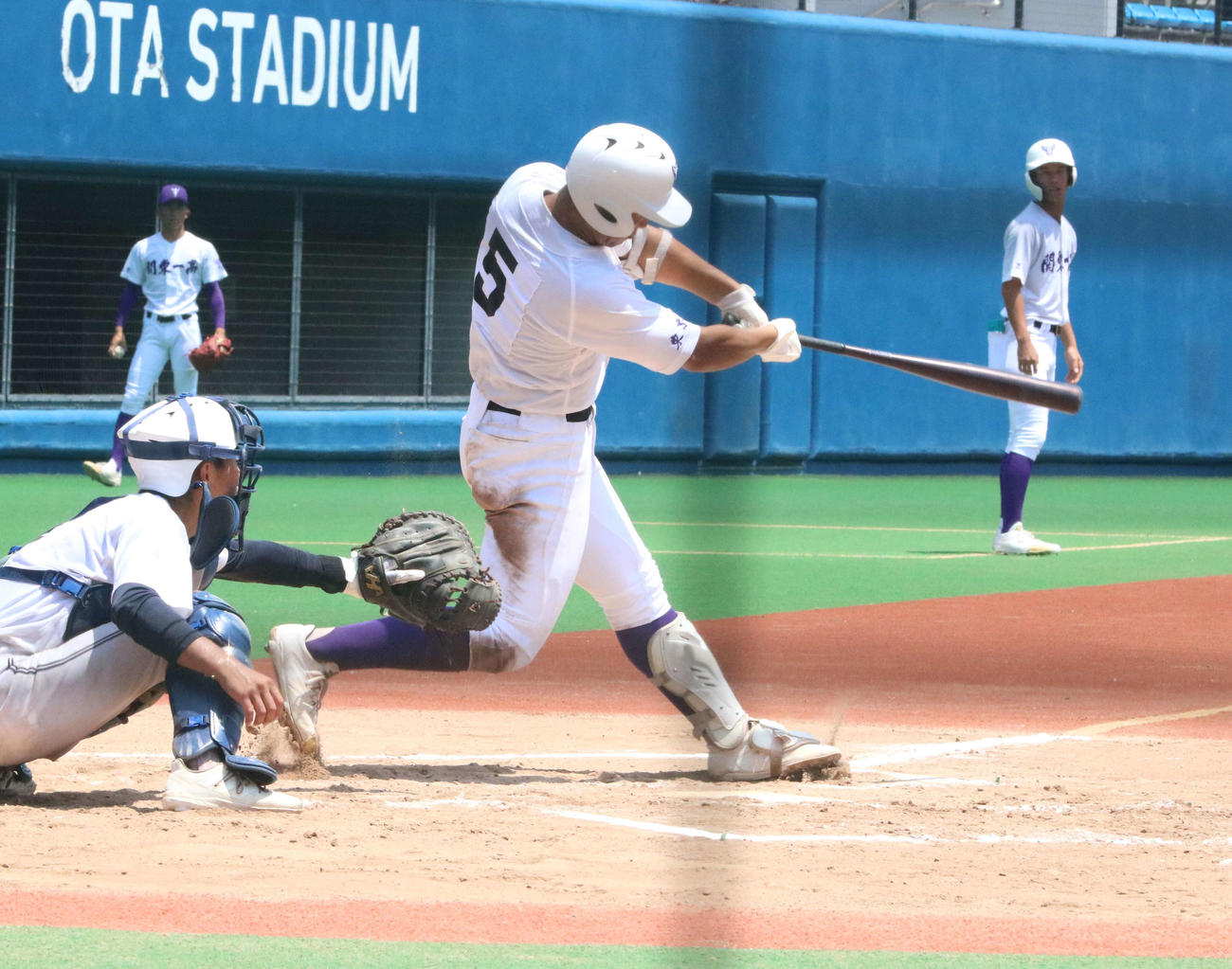 成立学園対関東第一　6回裏関東第一2死一、二塁、左中間への3点本塁打を放つ高橋（撮影・水谷京裕）