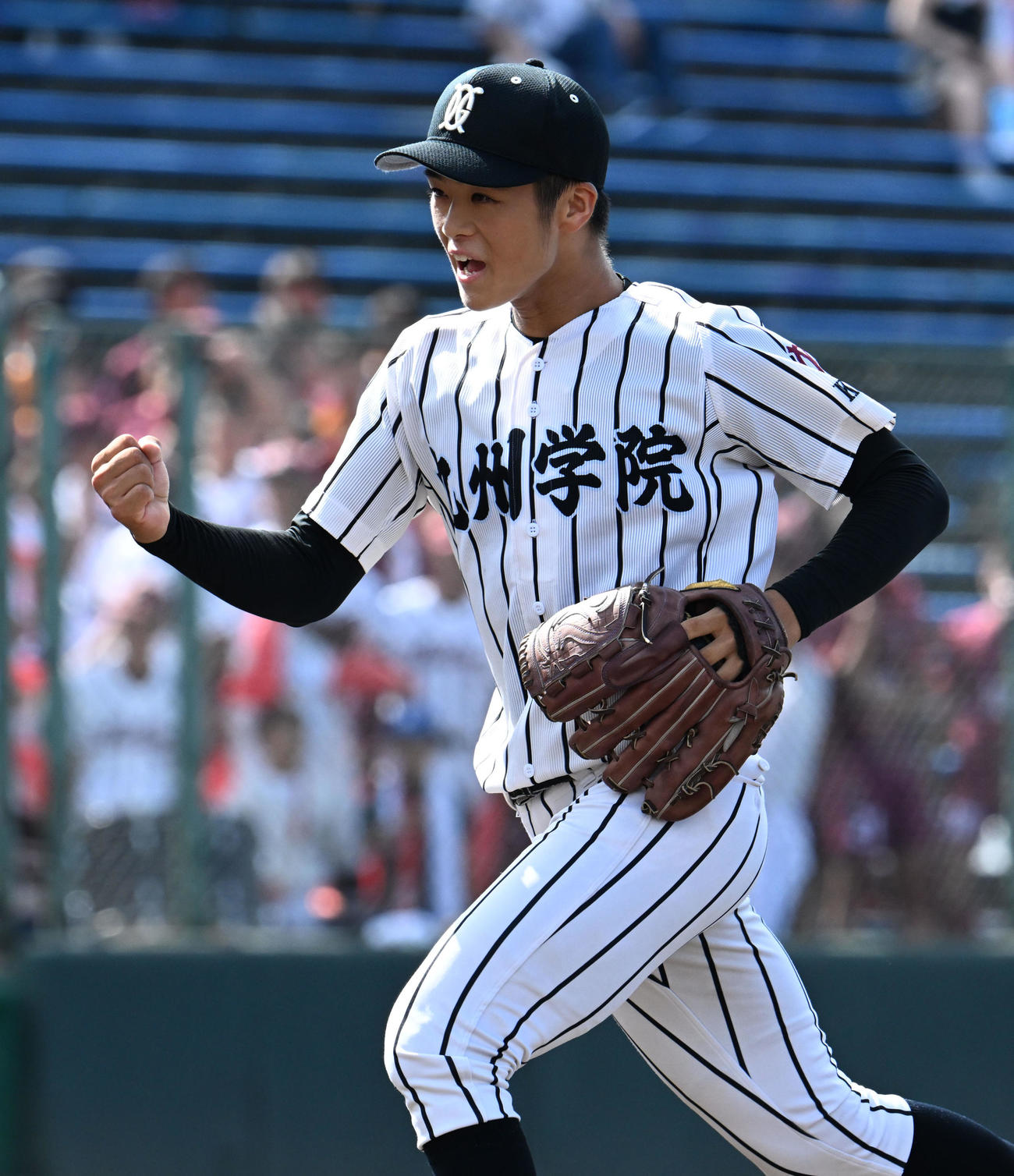 九州学院対ルーテル学院　九州学院先発・前田は1回をきっちり抑えガッツポーズ（撮影・林敢治）