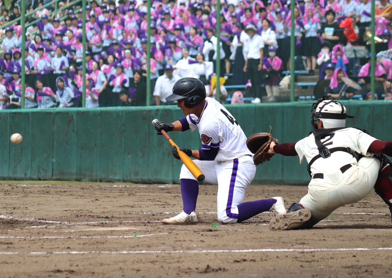 金足農対秋田商　2回裏金足農1死一、三塁、誕生日の那須がセーフティースクイズを決める（撮影・黒須亮）