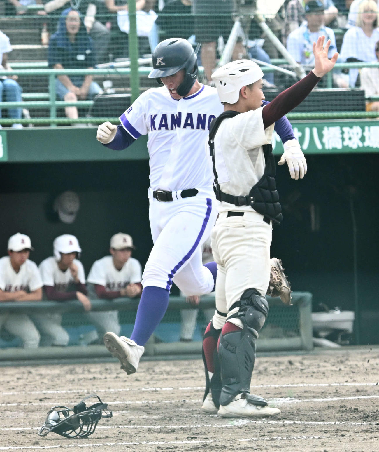 全国高校野球秋田県大会　秋田商対金足農　金足農2回裏1死二塁、佐藤晃の右前打で先制のホームを踏む吉田（撮影・千葉一成）