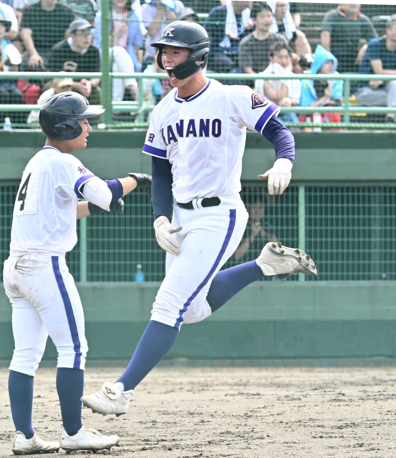 全国高校野球秋田県大会　秋田商対金足農　金足農2回裏1死二塁、佐藤晃の右前打で先制のホームを踏む吉田（撮影・千葉一成）