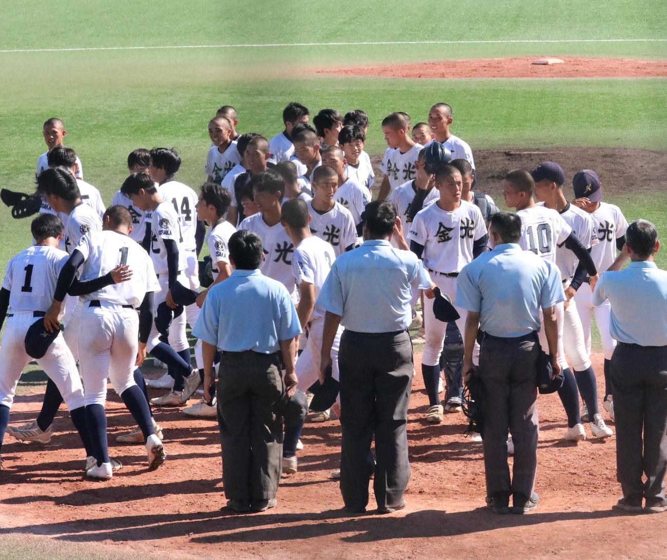 健闘をたたえ合う金光大阪ナイン（右）と金光八尾ナイン（撮影・林亮佑）