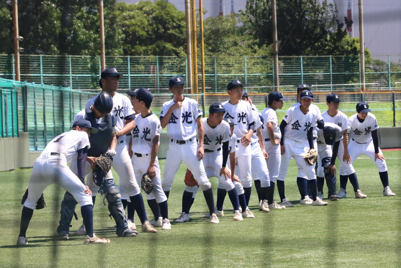 金光八尾の選手が整列へと駆け出す（撮影・林亮佑）