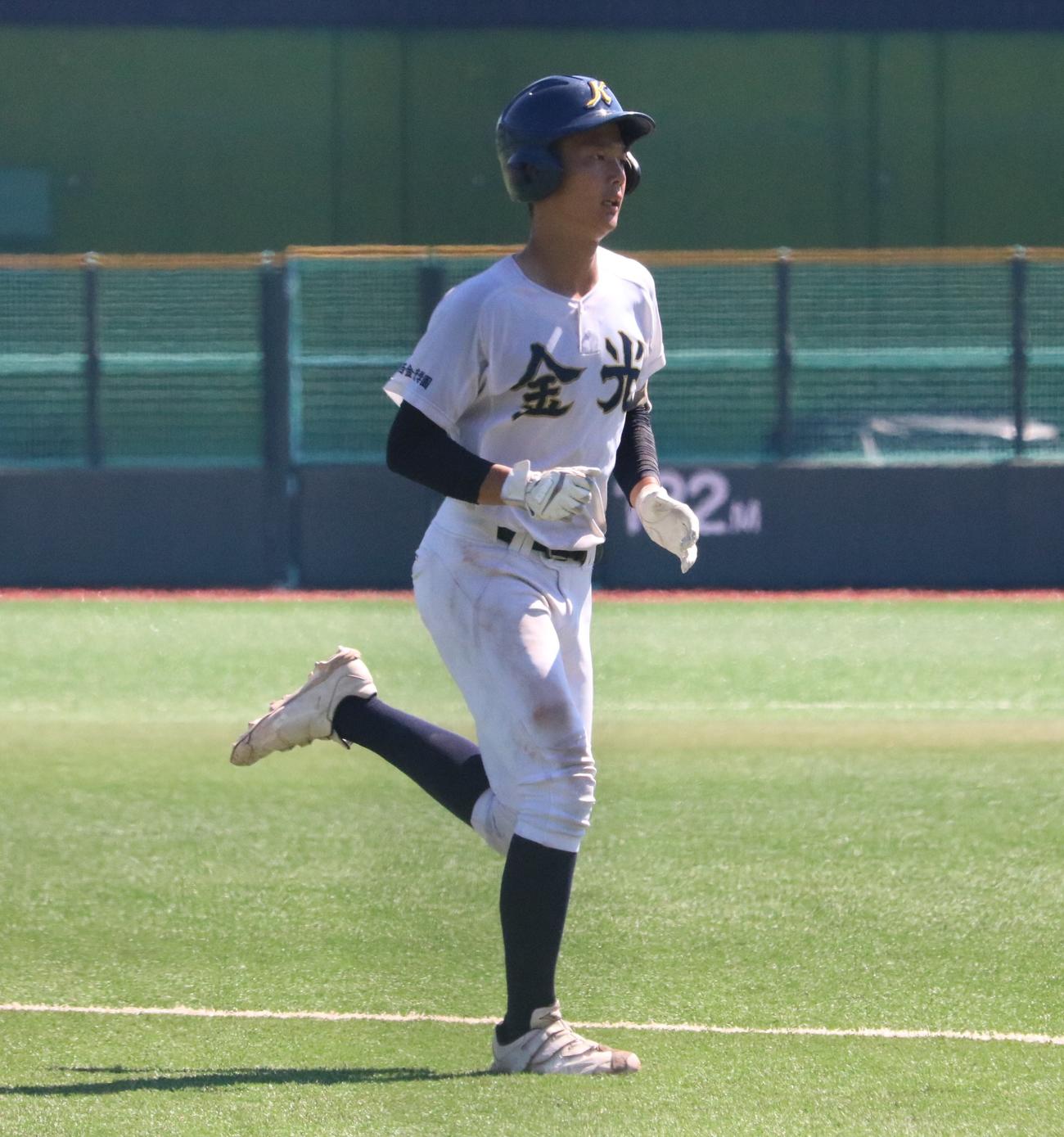 3回、金光大阪の古川が本塁打を放ちダイヤモンドを一周する（撮影・林亮佑）
