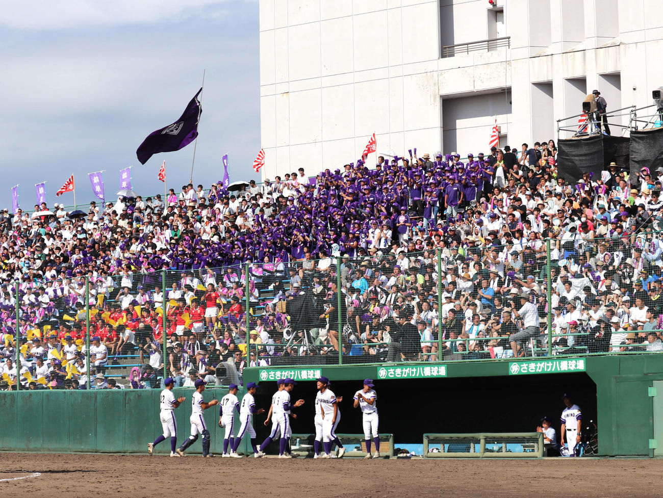 秋田商対金足農　2点リードの9回、エース吉田の「侍ポーズ」に盛り上がる一塁側スタンド（撮影・黒須亮）