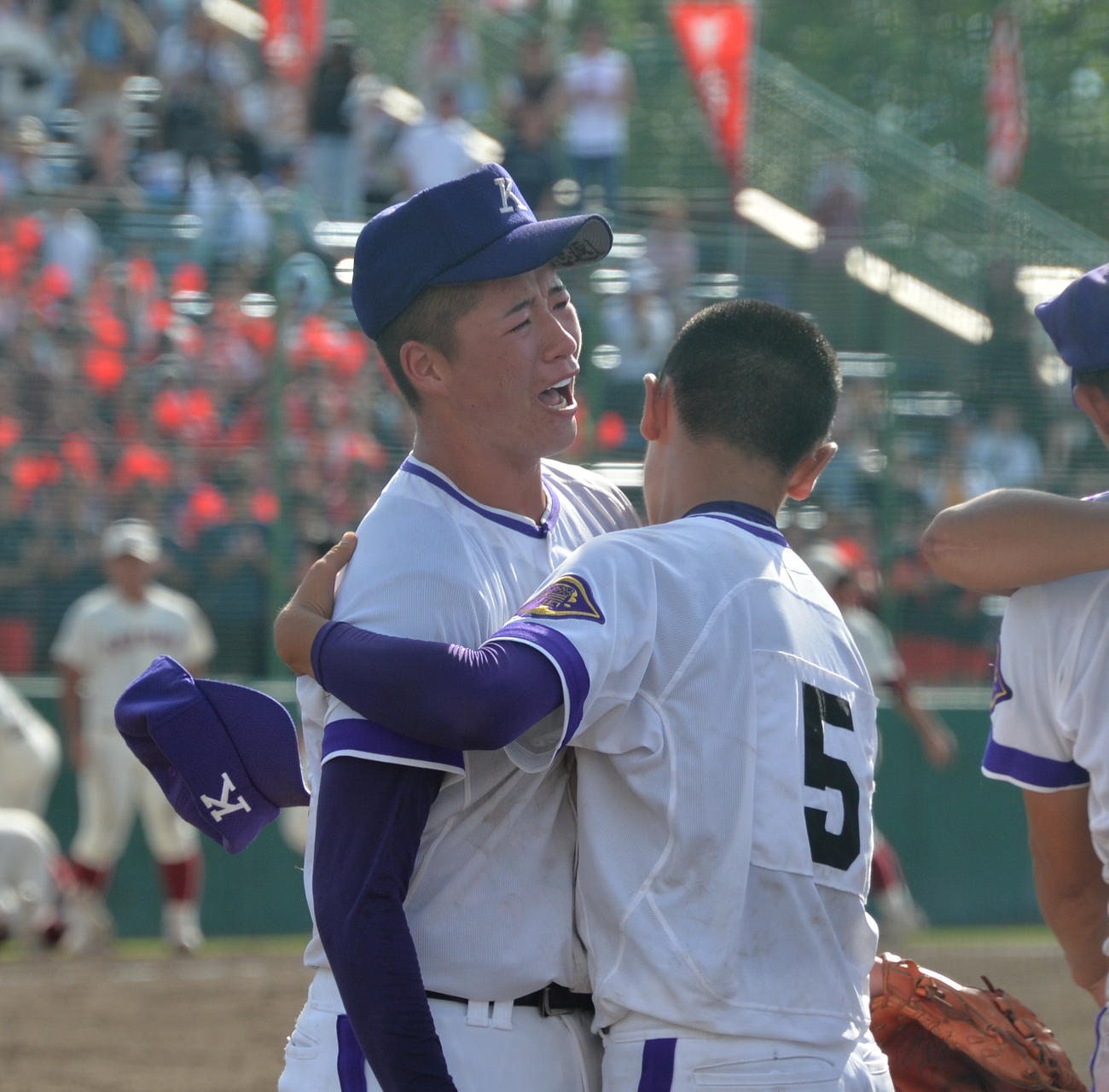 秋田商対金足農　6年ぶり7度目の夏の甲子園出場を決め、チームメートと抱き合い、号泣するエース右腕・吉田（左）（撮影・濱本神威）
