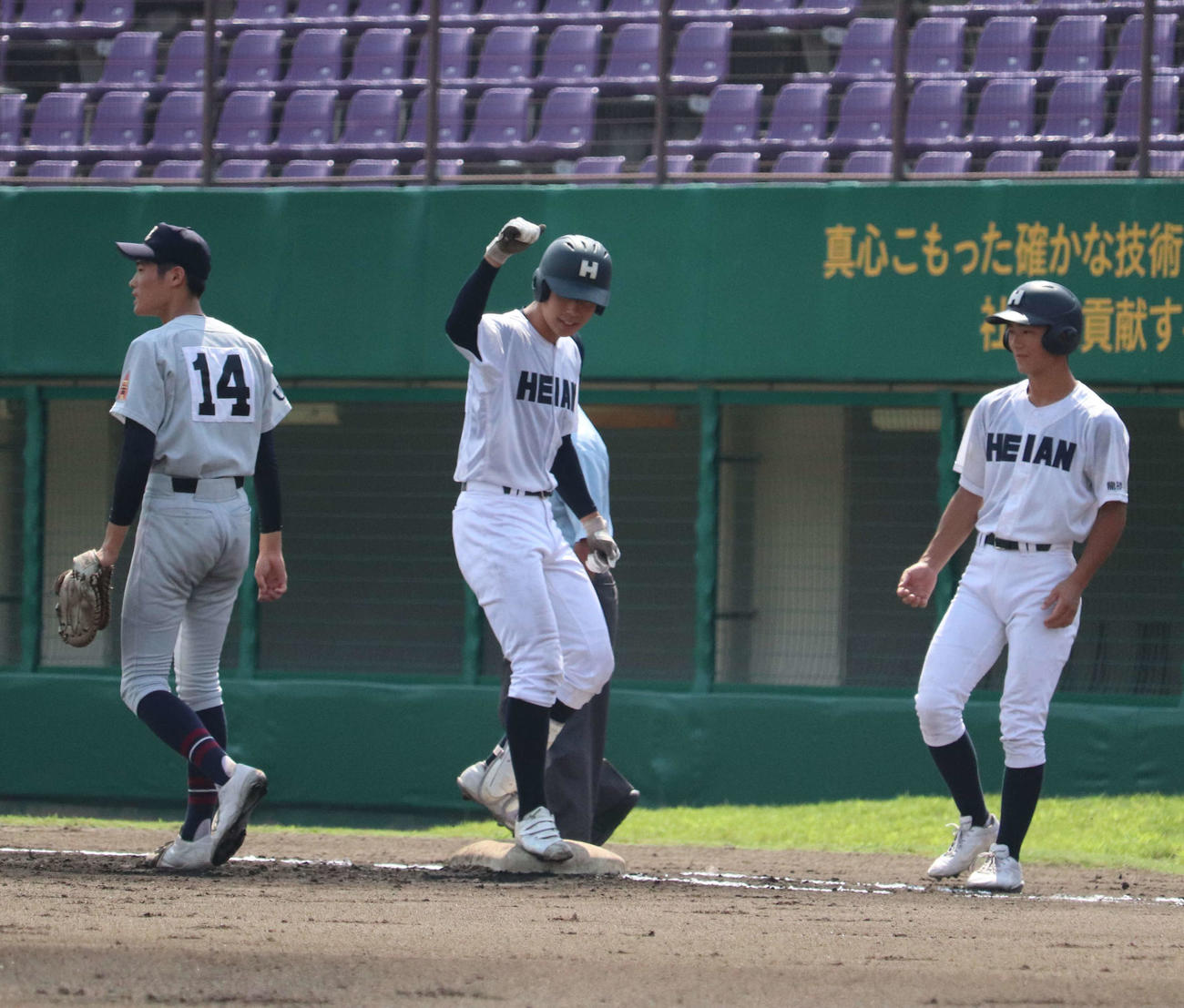 立命館宇治対龍谷大平安　初回2死三塁で右前適時打を放った、龍谷大平安の4番・村上宗太郎（そうたろう）内野手（3年、写真中央）（撮影・中島麗）