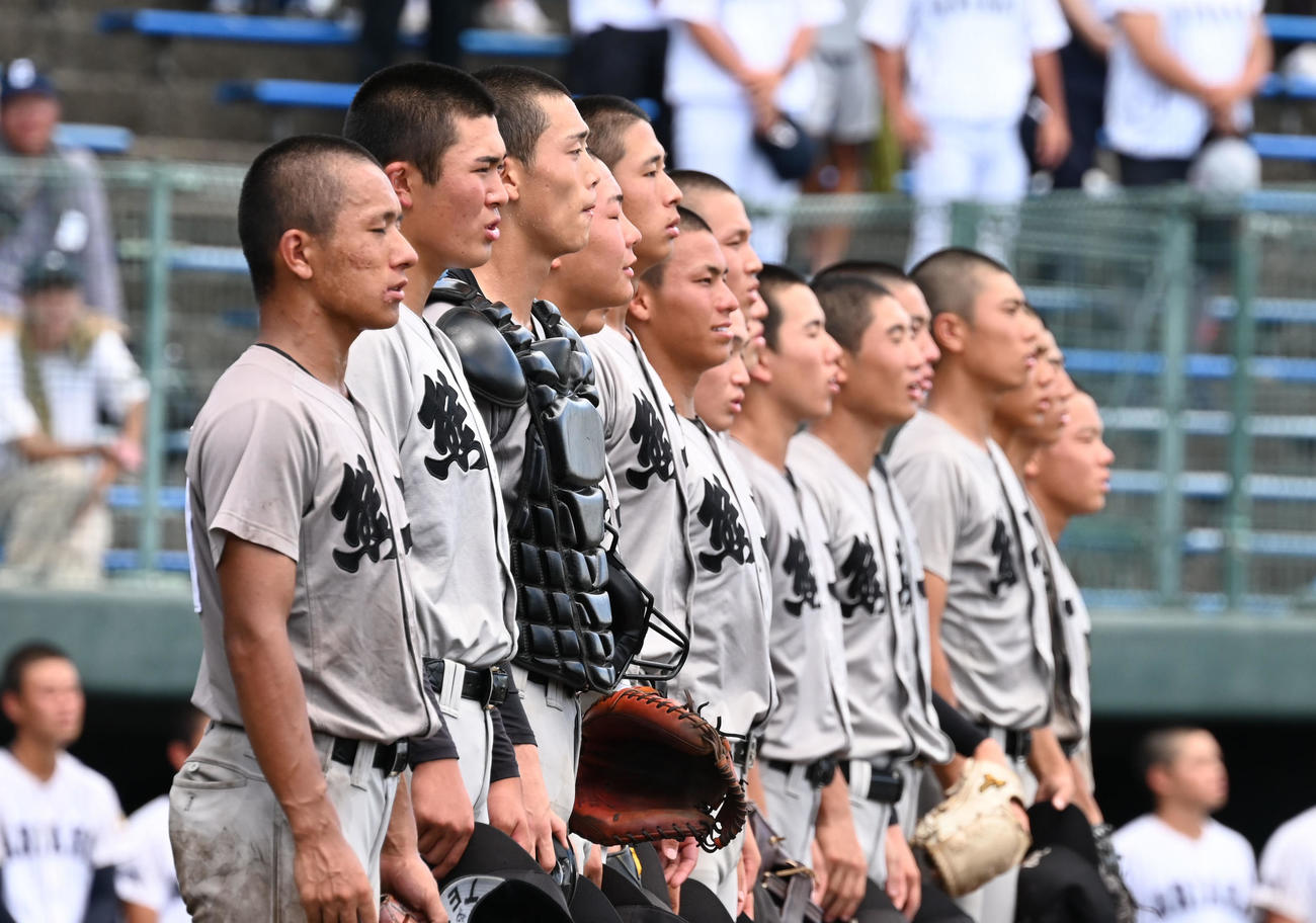 熊本工対有明　勝利を収め校歌斉唱する熊本工ナイン（撮影・林敢治）