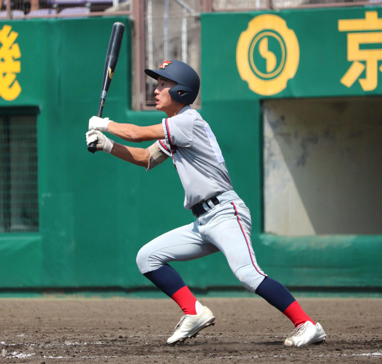 京都国際対塔南・開建　4回2死満塁に勝ち越しの走者一掃の左越え適時二塁打を放った、京都国際の長谷川颯外野手（2年）（撮影・中島麗）