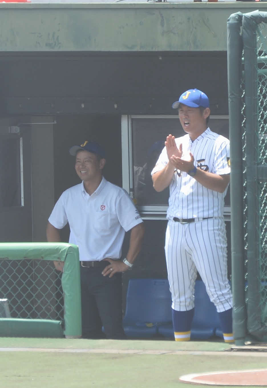 鶴丸対鹿児島城西　選手に声をかける鹿児島城西・道端監督（右）（撮影・佐藤究）