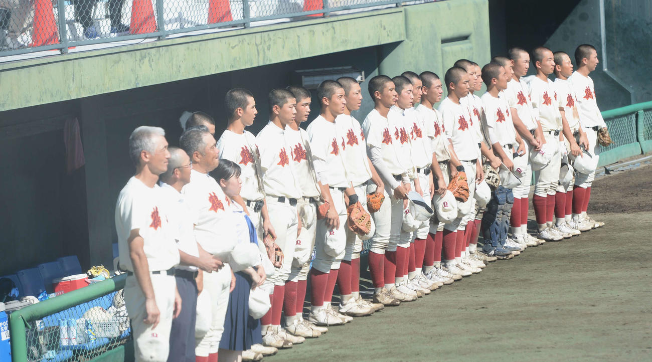 鶴丸対鹿児島城西　試合に敗れ、肩を落とす鶴丸ナイン（撮影・佐藤究）