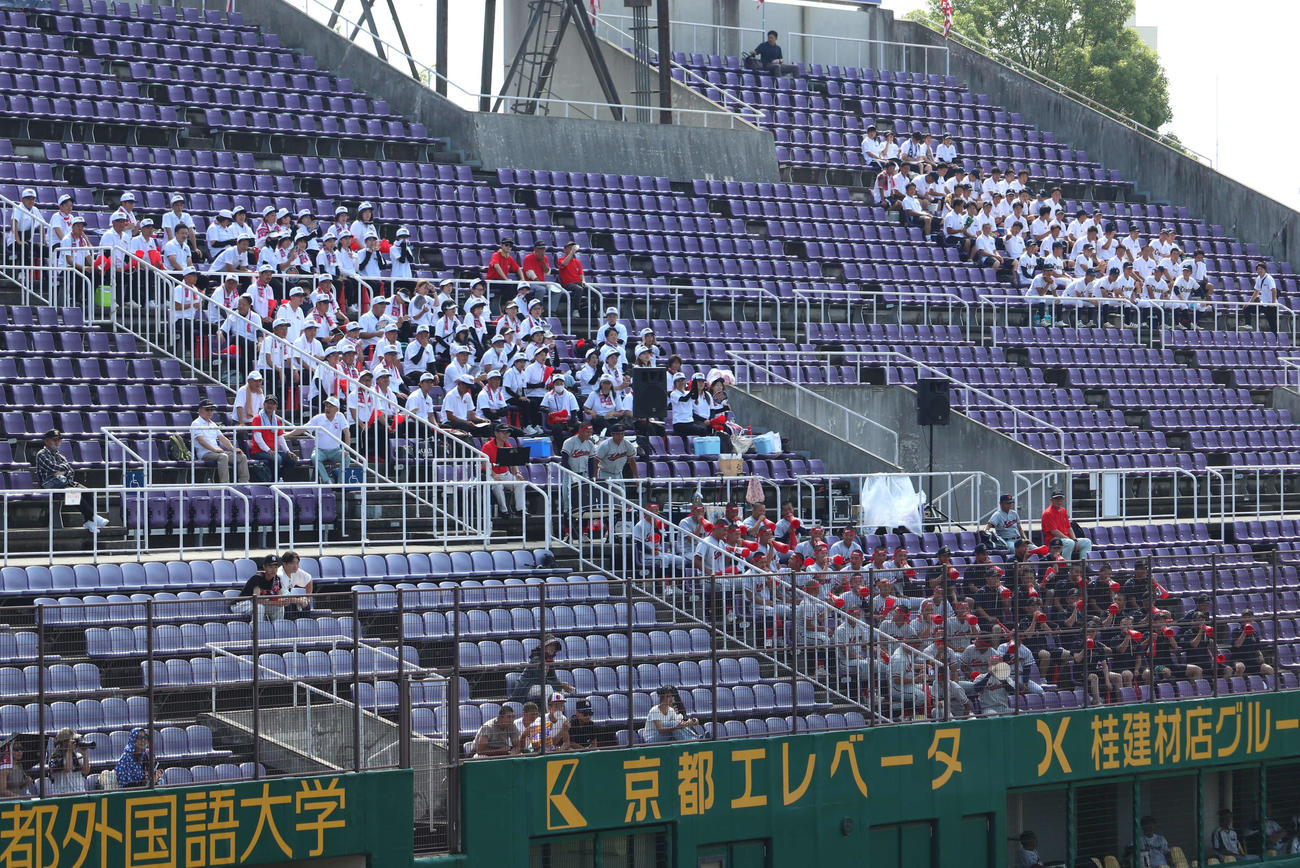 塔南・開建対京都国際　京都国際の応援に駆けつけた、2回戦で対戦した京都成章ナイン