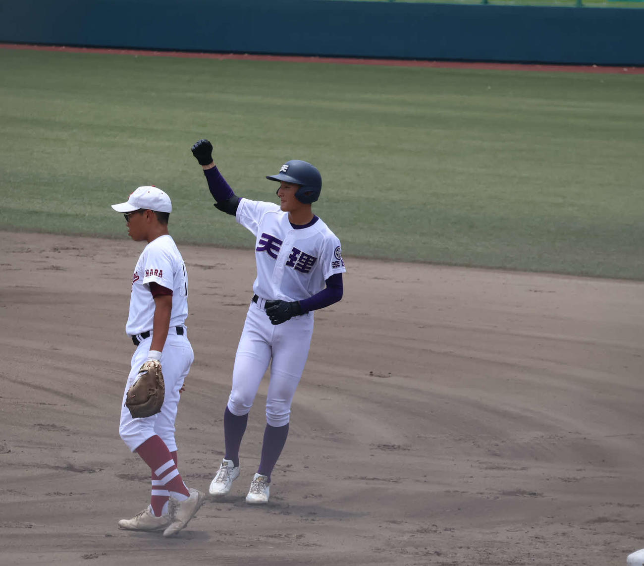 帝塚山対天理　3回、中前適時打を打ち、ガッズポーズをする天理・大谷（撮影・斉藤龍平）