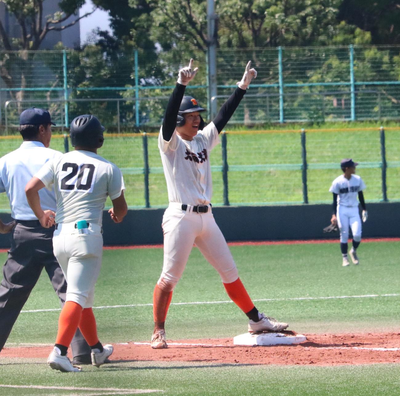 4回、大商大堺の国方が勝ち越し打を放ち両手を突き上げる（撮影・林亮佑）