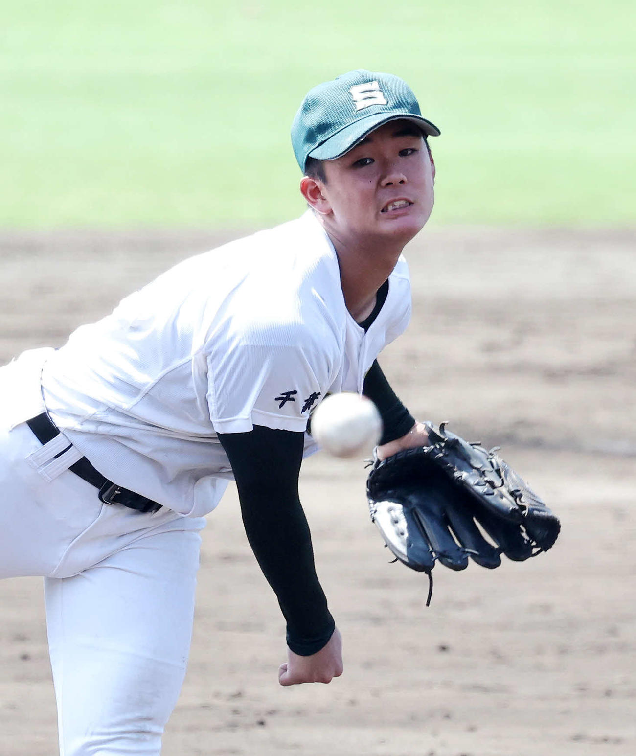専大松戸対市船橋　力投する専大松戸・梅沢（撮影・鈴木正人）