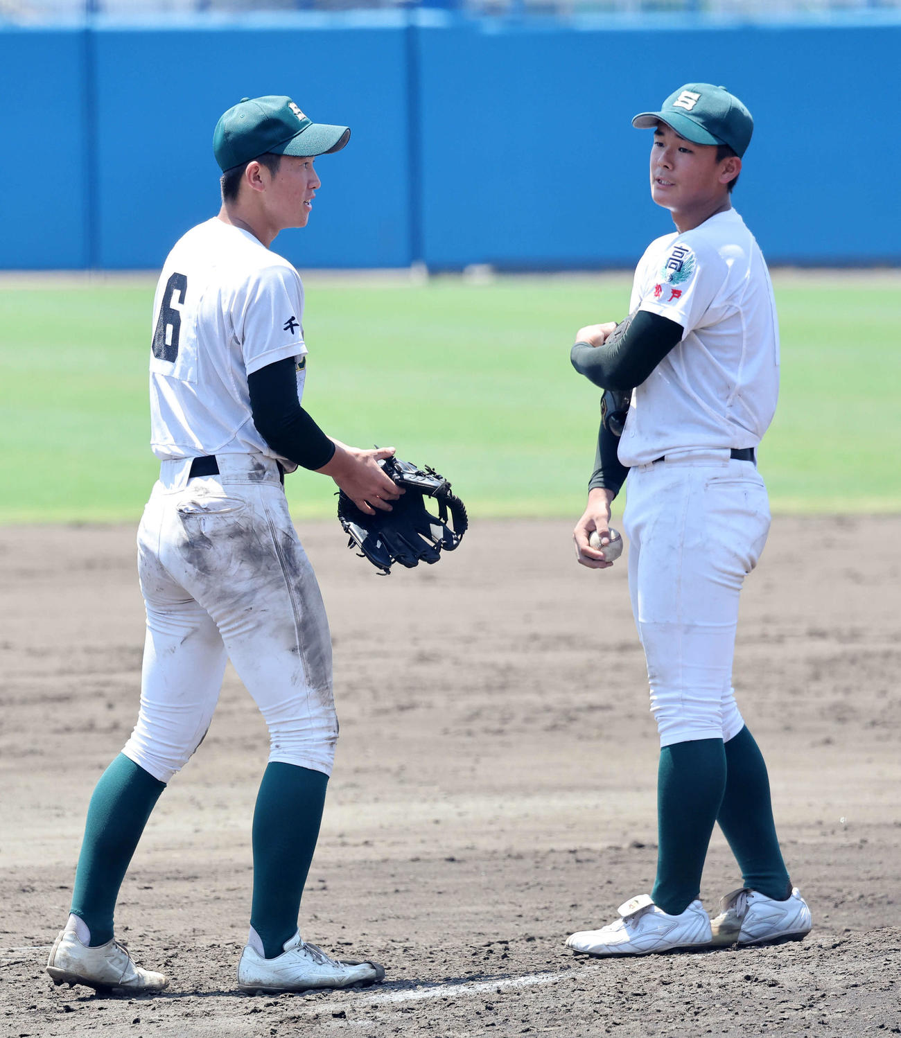 専大松戸対市船橋　8回裏、失点した専大松戸・梅沢（右）と声をかける中山（撮影・鈴木正人）