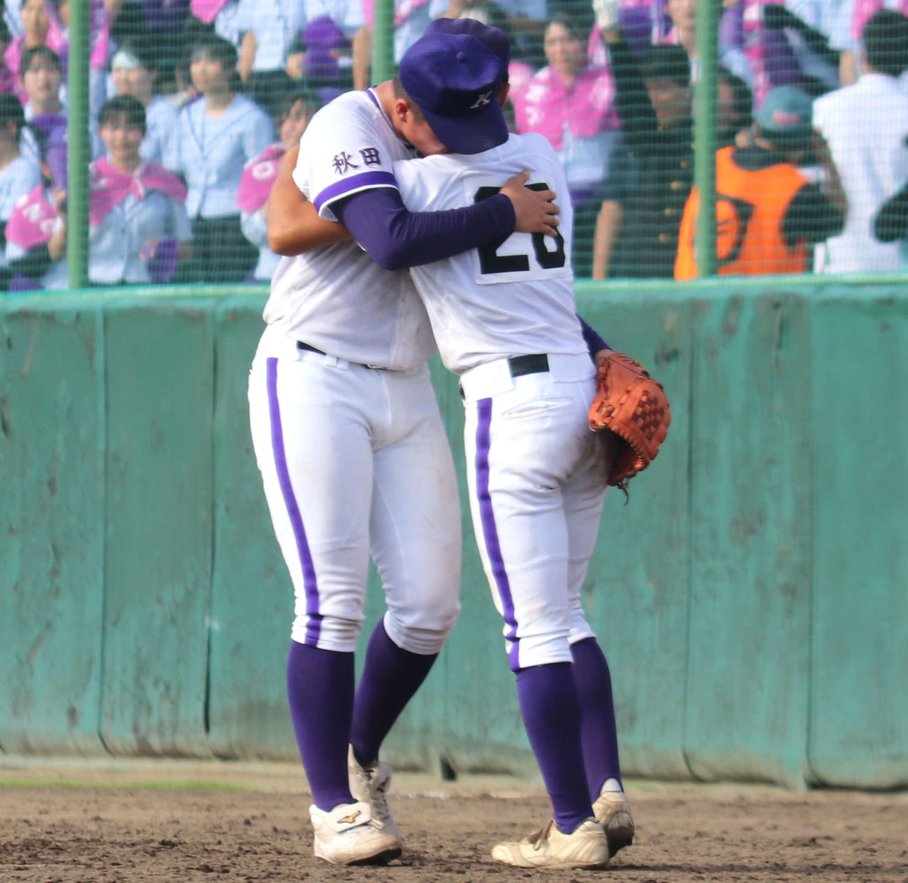 秋田商対金足農　優勝を決め、チームメートと抱き合う金足農・吉田（撮影・黒須亮）