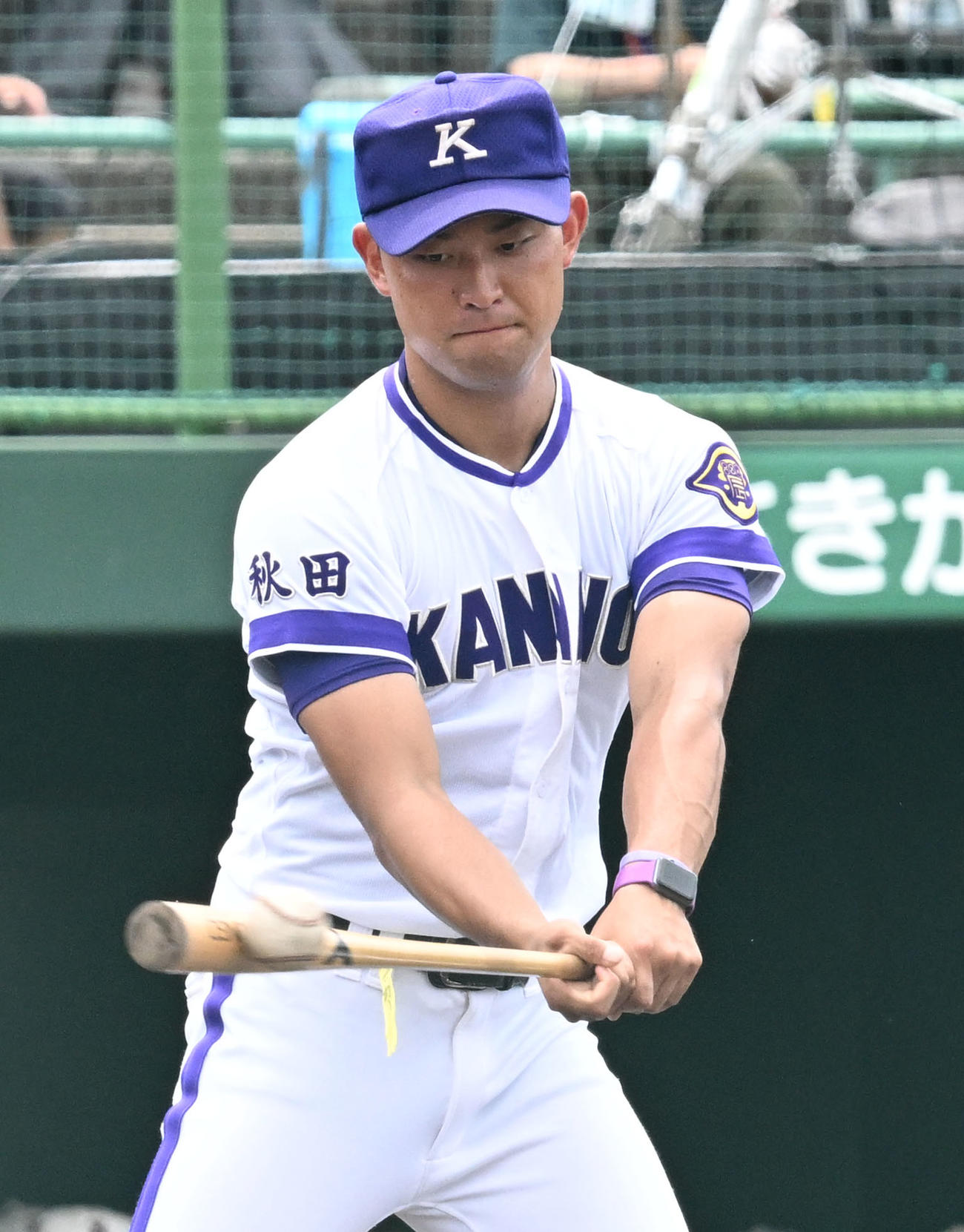 全国高校野球秋田県大会　秋田商対金足農　ノッカーを務める金足農・高橋佑輔コーチ（撮影・千葉一成）