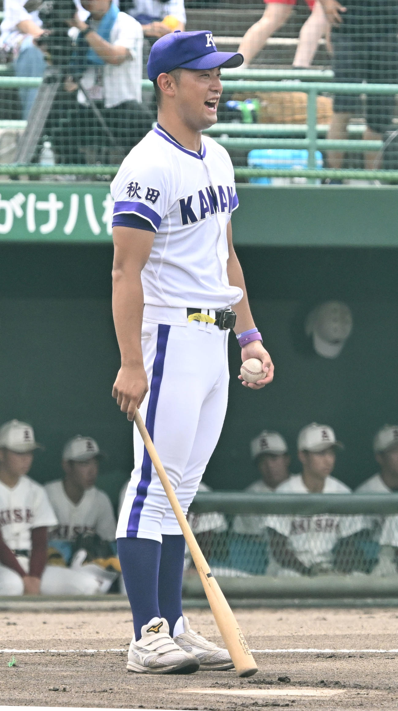 全国高校野球秋田県大会　秋田商対金足農　ノッカーを務める金足農・高橋佑輔コーチ（撮影・千葉一成）