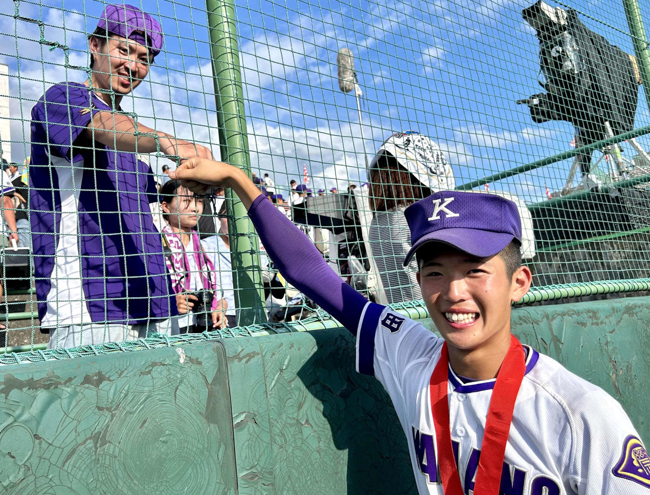 秋田商対金足農　優勝を果たし、兄の寿哉さん（左）とグータッチを交わす金足農・近藤暖都（撮影・黒須亮）