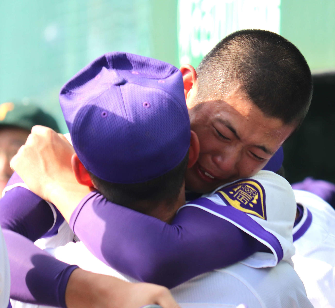 秋田商対金足農　優勝を果たし、うれし涙で仲間に抱きつく金足農・近藤暖都（右）（撮影・黒須亮）