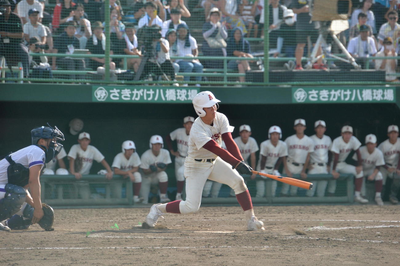 秋田商対金足農　5－6で迎えた9回2死満塁、空振り三振に終わる秋田商・阿部（撮影・濱本神威）