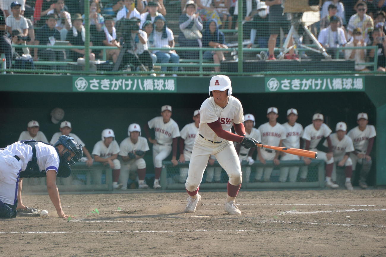秋田商対金足農　9回表秋田商2死満塁、空振り三振に倒れる阿部（撮影・濱本神威）