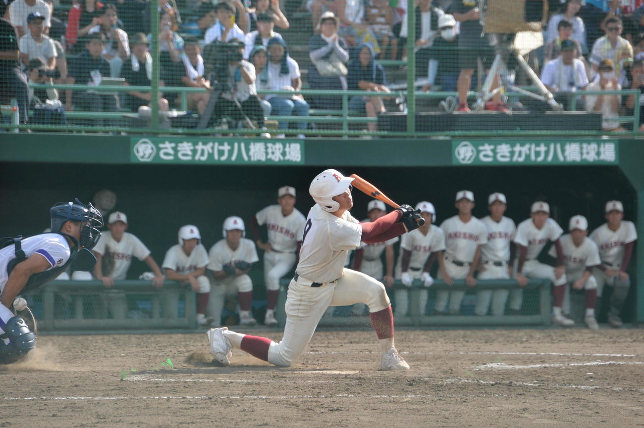 秋田商対金足農　5－6で迎えた9回2死満塁、空振り三振に終わる秋田商・阿部（撮影・濱本神威）